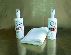 Darstellung des Reinigungssets: zwei Pumpflaschen und 10 Reinigungst�cher